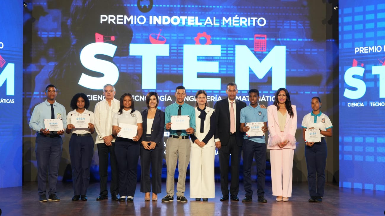 500 estudiantes reciben becas del Indotel, en premiación STEM 5 El Indotel otorgó 500 becas STEM a estudiantes de escuelas públicas en comunidades vulnerables de RD, en colaboración con el Banco Mundial y Coursera, para impulsar la inclusión digital y el desarrollo de habilidades tecnológicas clave.