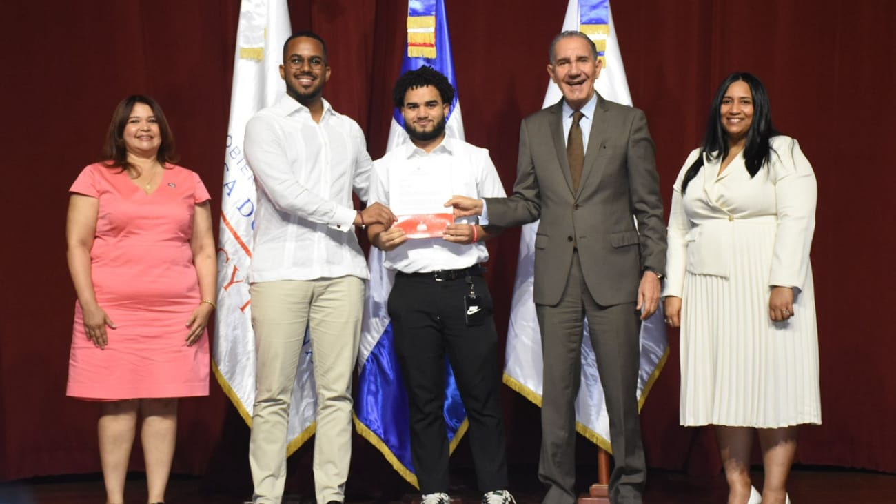 Mescyt e ITLA realizan entrega de 350 becas nacionales a estudiantes en carreras STEAM 5 El Mescyt y el ITLA otorgan 350 becas nacionales para formar el futuro de la República Dominicana en carreras STEAM (Ciencia, Tecnología, Ingeniería, Artes y Matemáticas). Conoce los detalles de la ceremonia y las autoridades presentes.