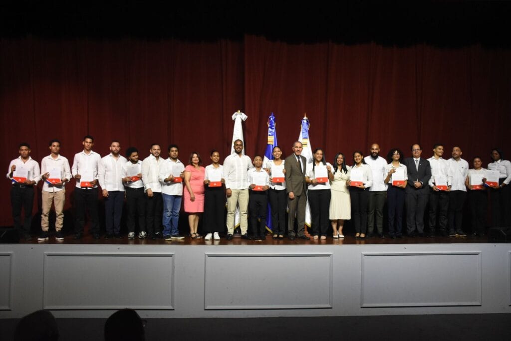 Mescyt e ITLA realizan entrega de 350 becas nacionales a estudiantes en carreras STEAM 6