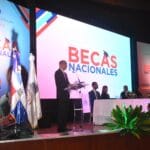 Mescyt entrega 8,000 becas nacionales con énfasis en carreras STEM 14 El Mescyt otorga 8,000 becas nacionales con prioridad en carreras STEM para impulsar la educación superior en República Dominicana. Conoce los requisitos y beneficios.