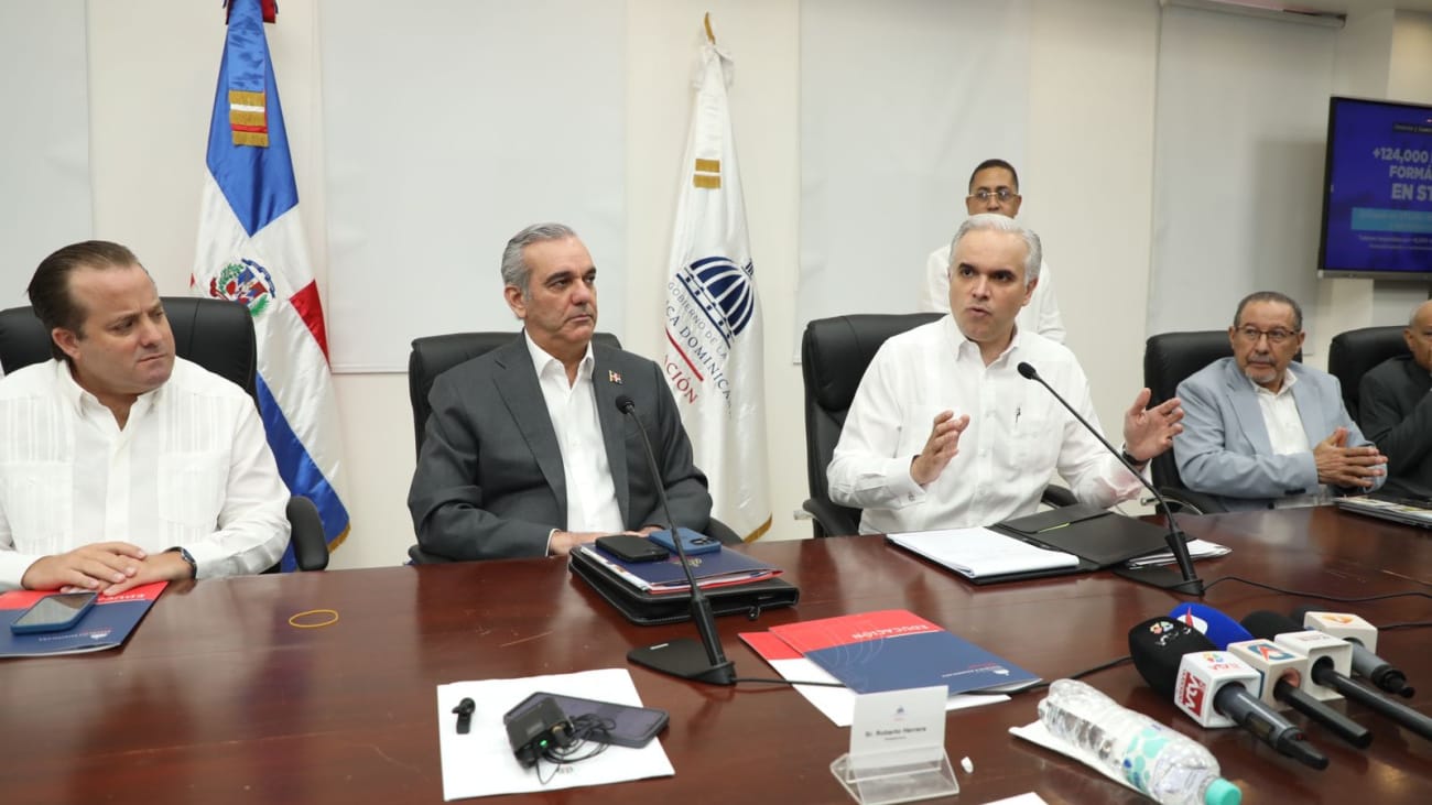 Presidente Abinader impulsa transformación educativa con 124,000 docentes formándose en áreas STEAM 5 El presidente Luis Abinader lidera la transformación educativa en RD con 124,000 docentes capacitados en STEAM. Avances en infraestructura, cobertura inicial y Jornada Extendida para el año escolar 2024-2025.