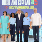 Presidente Abinader llama a los padres a acompañar y motivar a sus hijos en el nuevo año escolar 2025-2026 3 El presidente Luis Abinader inaugura el Año Escolar 2025-2026 en República Dominicana, con más de 2 millones de estudiantes. Conoce los detalles del nuevo programa de transporte, alimentación, kits escolares, la integración de moral y cívica, y el llamado a los padres a participar activamente.