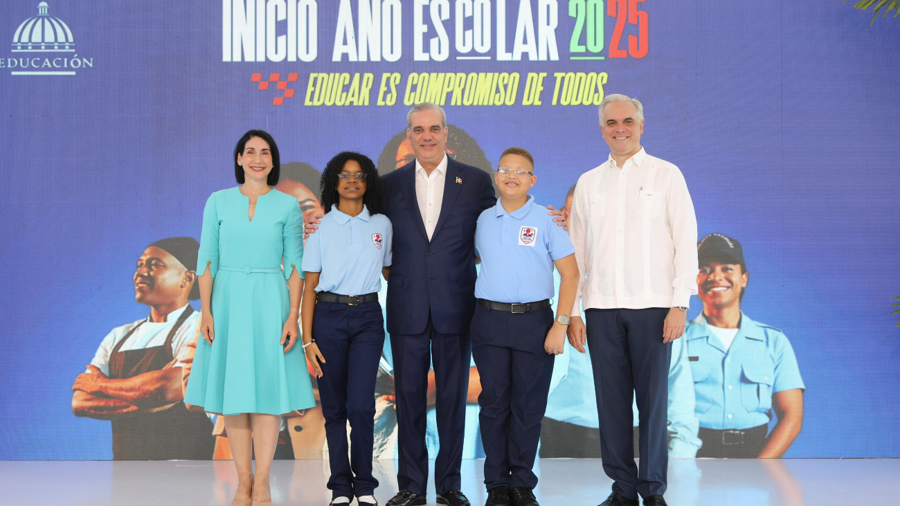 El presidente Luis Abinader inaugura el Año Escolar 2025-2026 en República Dominicana, con más de 2 millones de estudiantes. Conoce los detalles del nuevo programa de transporte, alimentación, kits escolares, la integración de moral y cívica, y el llamado a los padres a participar activamente.