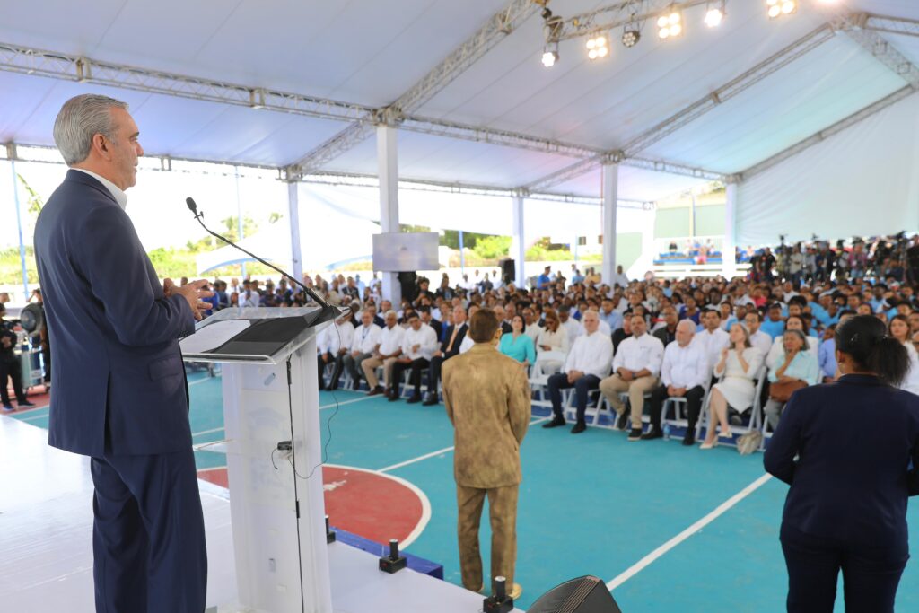 Presidente Abinader llama a los padres a acompañar y motivar a sus hijos en el nuevo año escolar 2025-2026 12 Presidente Abinader llama a los padres a acompañar y motivar a sus hijos en el nuevo año escolar 2025-2026