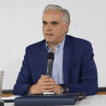Ministerio de Educación instruye redoblar los esfuerzos para garantizar un inicio de año escolar exitoso 7 El Ministro de Educación, Luis Miguel De Camps, se reúne con directores regionales y distritales para fortalecer la coordinación y garantizar un inicio del año escolar 2025-2026 organizado y seguro. Conozca los avances en capacitación docente, distribución de mobiliario y adecuación de planteles.