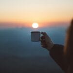 La receta perfecta para tener un buen día 7 Descubre cómo los primeros minutos de la mañana determinan si tu día será exitoso o no. Una encuesta revela que el 49% de los adultos considera crucial su rutina matutina. Aprende tips respaldados por expertos para optimizar tu descanso, hidratación y hábitos al despertar. ¡Transforma tus mañanas y mejora tu productividad!