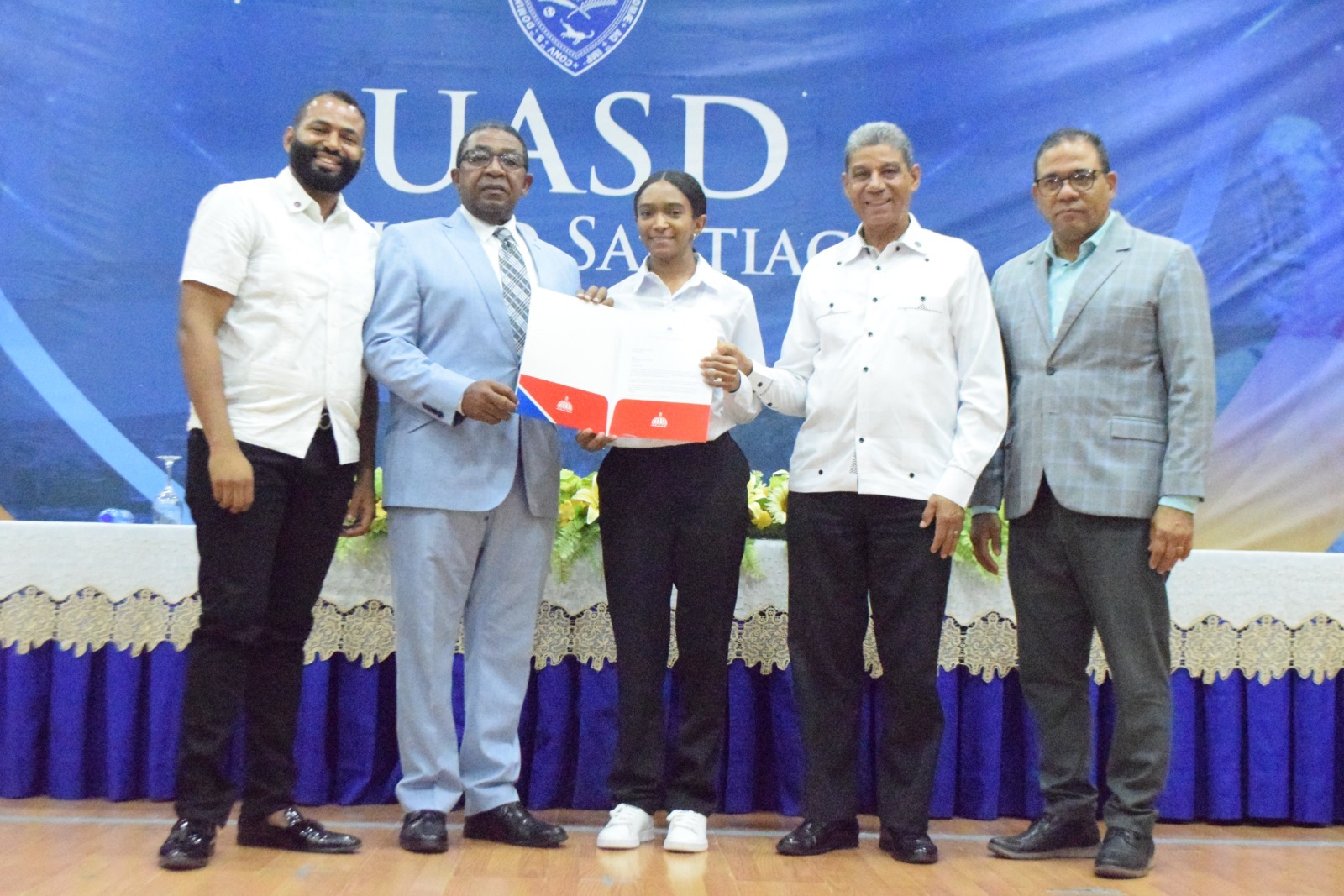MESCyT entrega 351 becas nacionales de grado y posgrado en la UASD Recinto Santiago 5