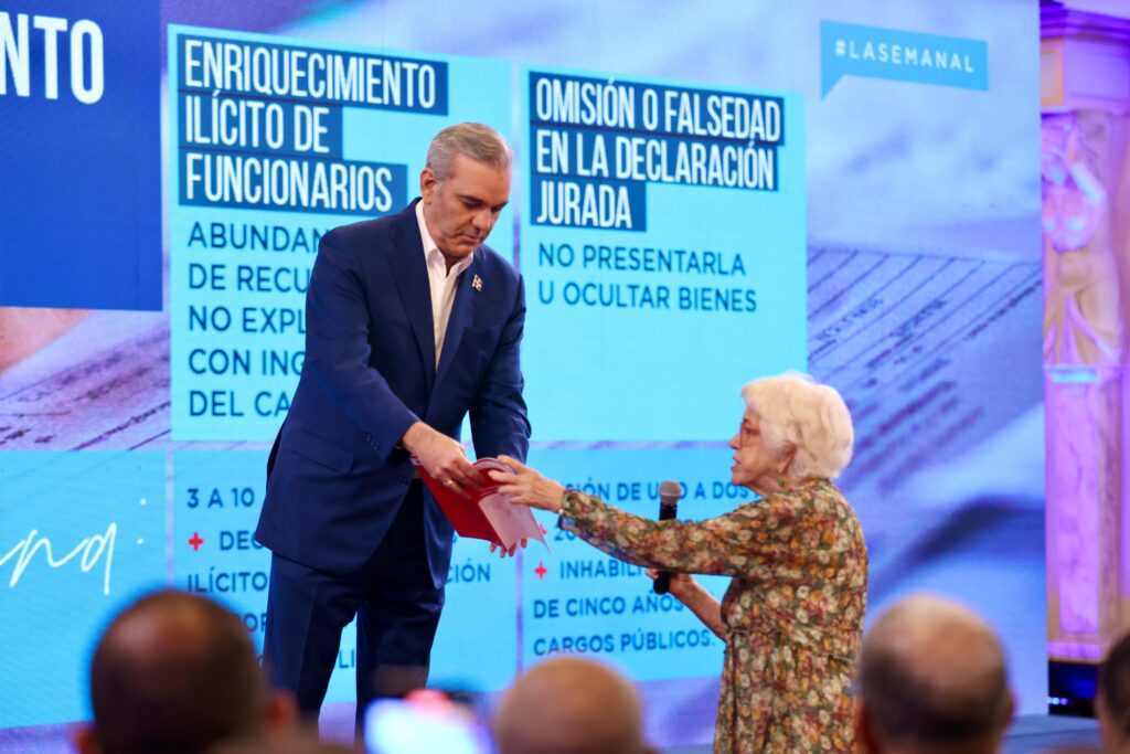 Presidente Abinader presenta seis ejes estratégicos en lucha anticorrupción; se habilita portal de denuncias de corrupción en Administración pública