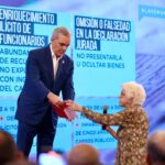 Presidente Abinader presenta seis ejes estratégicos en lucha anticorrupción; se habilita portal de denuncias de corrupción en Administración pública 6 El presidente Luis Abinader presentó seis ejes estratégicos dentro de la Estrategia Nacional de Integridad Pública (ENIP), reforzando la lucha contra la corrupción en República Dominicana con un portal de denuncias y sanciones más estrictas.