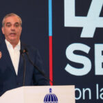 Presidente Abinader advierte sobre sanciones drásticas en términos de justicia para quienes sustraigan fondos públicos, especialmente de salud 7 El presidente Luis Abinader advirtió que quienes sustraigan fondos públicos, especialmente del sector salud, enfrentarán sanciones drásticas en términos de justicia. El mandatario destacó que la investigación sobre el caso SeNaSa fue impulsada por el propio Gobierno.