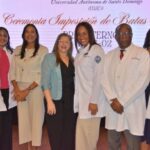FCS UASD realiza ceremonia imposición Batas Blancas 7 La Facultad de Ciencias de la Salud de la UASD impone las batas blancas a los futuros médicos en una emotiva ceremonia. Los estudiantes de Medicina inician su ciclo de pre-internado en hospitales nacionales. Evento presidido por las autoridades de la facultad.