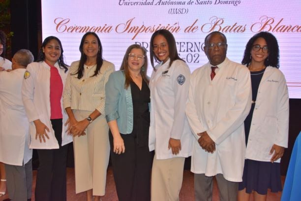FCS UASD realiza ceremonia imposición Batas Blancas 5 La Facultad de Ciencias de la Salud de la UASD impone las batas blancas a los futuros médicos en una emotiva ceremonia. Los estudiantes de Medicina inician su ciclo de pre-internado en hospitales nacionales. Evento presidido por las autoridades de la facultad.
