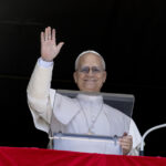 El papa León XIV hace un llamado a callar "la voz de las armas" 2 El Papa León XIV hace un llamado urgente al alto al fuego y la negociación para la paz mundial. Pide silenciar las armas y alzar la voz de la fraternidad y la justicia.