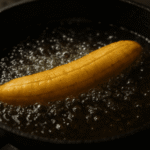Descubre por qué no es posible hervir un plátano dominicano en aceite, la ciencia detrás de la ebullición vs. la fritura, y cómo controlar la temperatura del aceite para lograr texturas únicas y saludables.