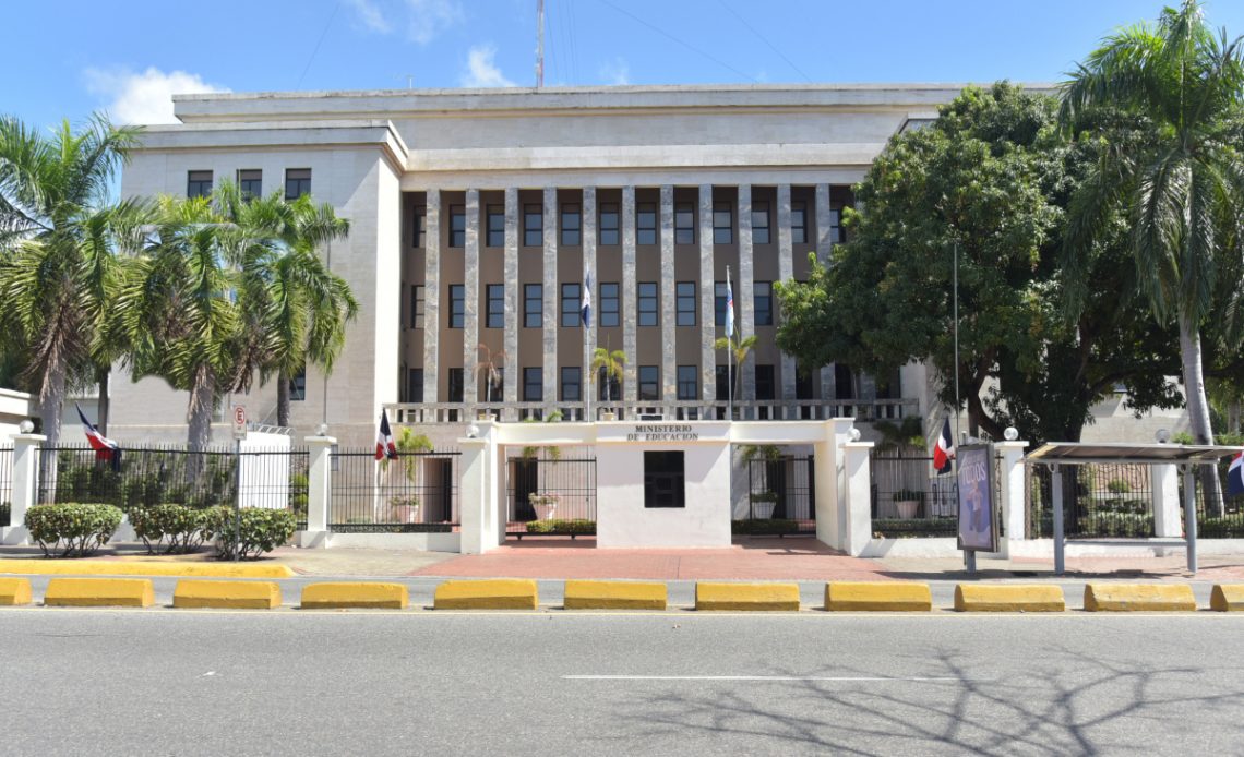 El MINERD confirmó la grabación de un video musical con contenido vulgar en un centro educativo, suspendió al personal implicado y anunció medidas legales y preventivas para proteger la formación en valores.