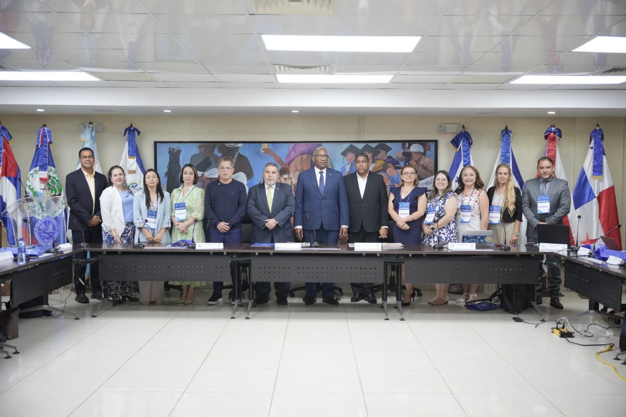 UASD destaca la comunicación universitaria como motor del desarrollo regional en la 10.ª Asamblea del SIREICU 5 La UASD resaltó la comunicación universitaria como motor estratégico del desarrollo regional en la 10.ª Asamblea del SIREICU, destacando integración, proyectos innovadores y los Premios SIREICU.