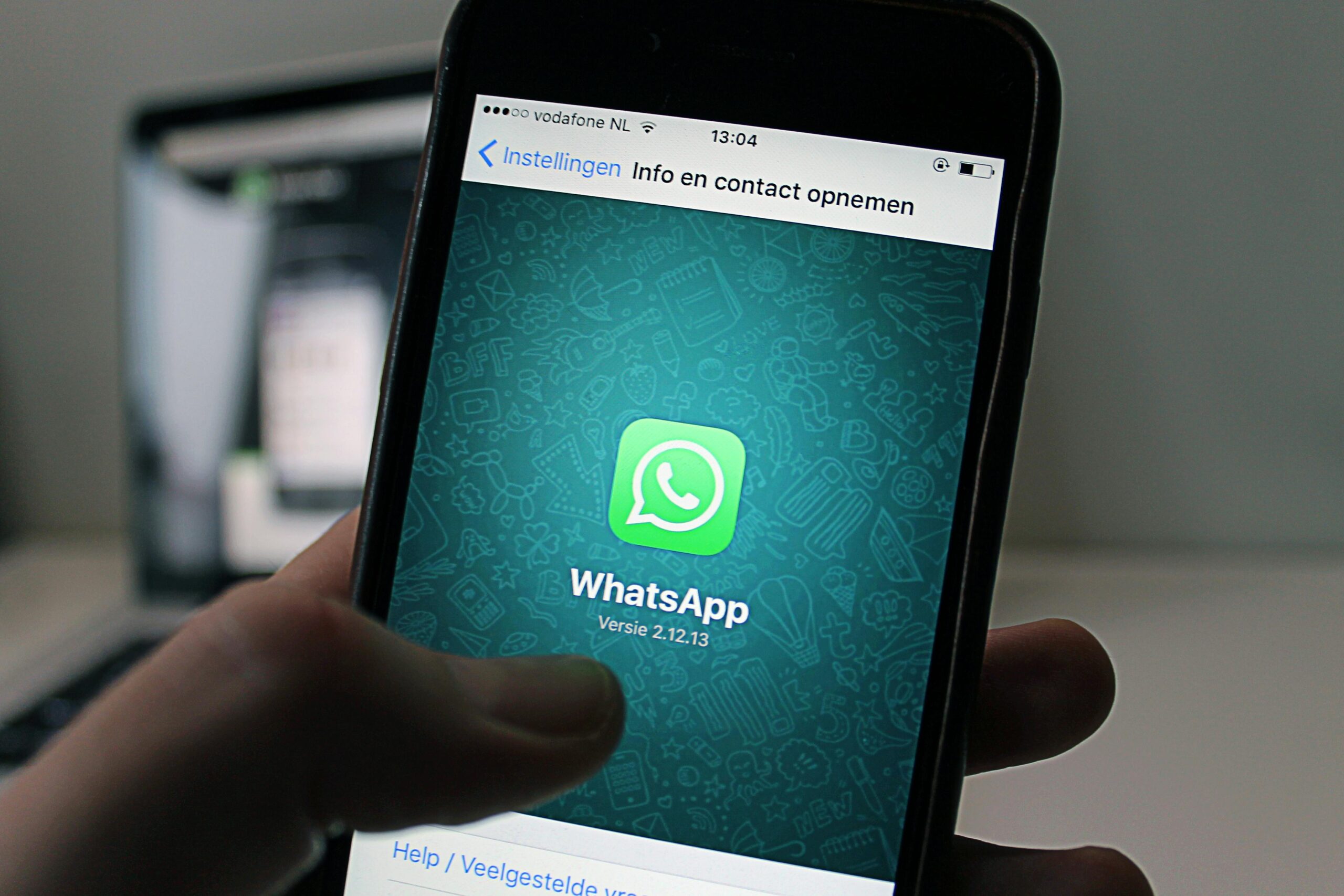 Cómo desactivar la opción de WhatsApp que compromete tu seguridad 5 Aprende a desactivar la función de WhatsApp que pone en riesgo tu seguridad y protege tu información personal.