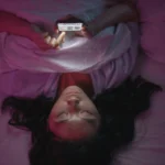 El uso del celular en la oscuridad aumenta el riesgo de glaucoma irreversible 13 El uso del celular en la oscuridad aumenta el riesgo de glaucoma, una enfermedad ocular irreversible.