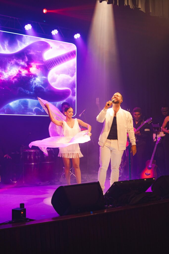 Luis Luna en Otra Galaxia: Un viaje musical más allá de las estrellas 9 Luis Luna en Otra Galaxia: Un viaje musical más allá de las estrellas