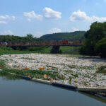 Jornada de Limpieza, Educación Ambiental y Aplicación de la Ley 2 El área del río cercano al puente Manuel de Jesús Peña y Reynoso requiere una urgente limpieza debido a la acumulación de plásticos. Un sector importante de Santiago busca concienciar sobre la importancia de la gestión de residuos y promover un compromiso con la protección ambiental. Se solicita a todos sectores sociales colaborar para recoger los materiales y evitar daños al río. El área del río cercano al puente Manuel de Jesús Peña y Reynoso requiere una urgente limpieza debido a la acumulación de plásticos. Un sector importante de Santiago busca concienciar sobre la importancia de la gestión de residuos y promover un compromiso con la protección ambiental. Se solicita a todos sectores sociales colaborar para recoger los materiales y evitar daños al río.
