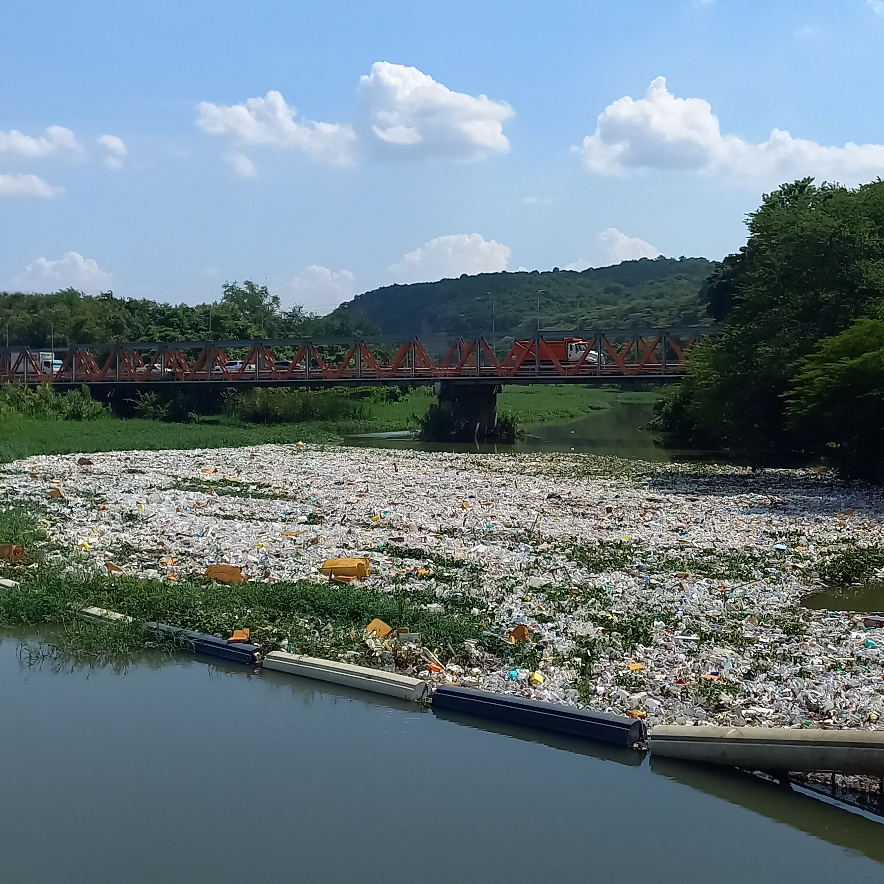 Jornada de Limpieza, Educación Ambiental y Aplicación de la Ley 5 El área del río cercano al puente Manuel de Jesús Peña y Reynoso requiere una urgente limpieza debido a la acumulación de plásticos. Un sector importante de Santiago busca concienciar sobre la importancia de la gestión de residuos y promover un compromiso con la protección ambiental. Se solicita a todos sectores sociales colaborar para recoger los materiales y evitar daños al río. El área del río cercano al puente Manuel de Jesús Peña y Reynoso requiere una urgente limpieza debido a la acumulación de plásticos. Un sector importante de Santiago busca concienciar sobre la importancia de la gestión de residuos y promover un compromiso con la protección ambiental. Se solicita a todos sectores sociales colaborar para recoger los materiales y evitar daños al río.