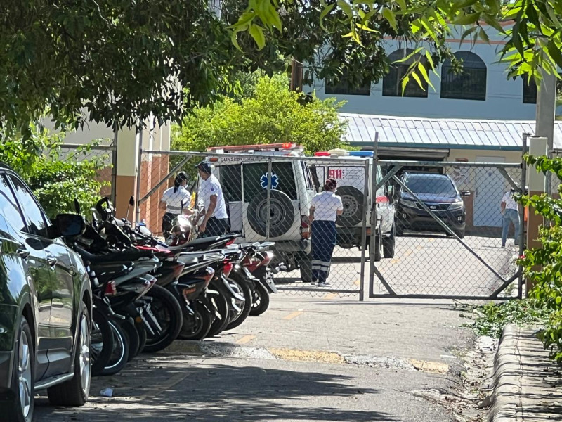 Estudiantes y personal afectados por posible químico en liceo de Barahona 5