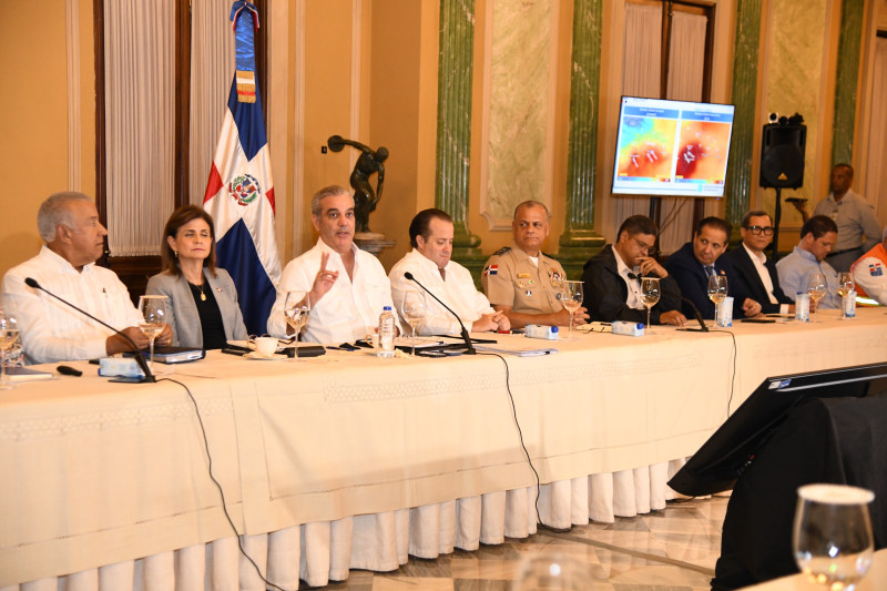 Gobierno reduce jornada laboral y suspende docencias ante el paso de la tormenta tropical Melissa 5 Gobierno suspende clases y reduce jornada laboral por la tormenta tropical Melissa.