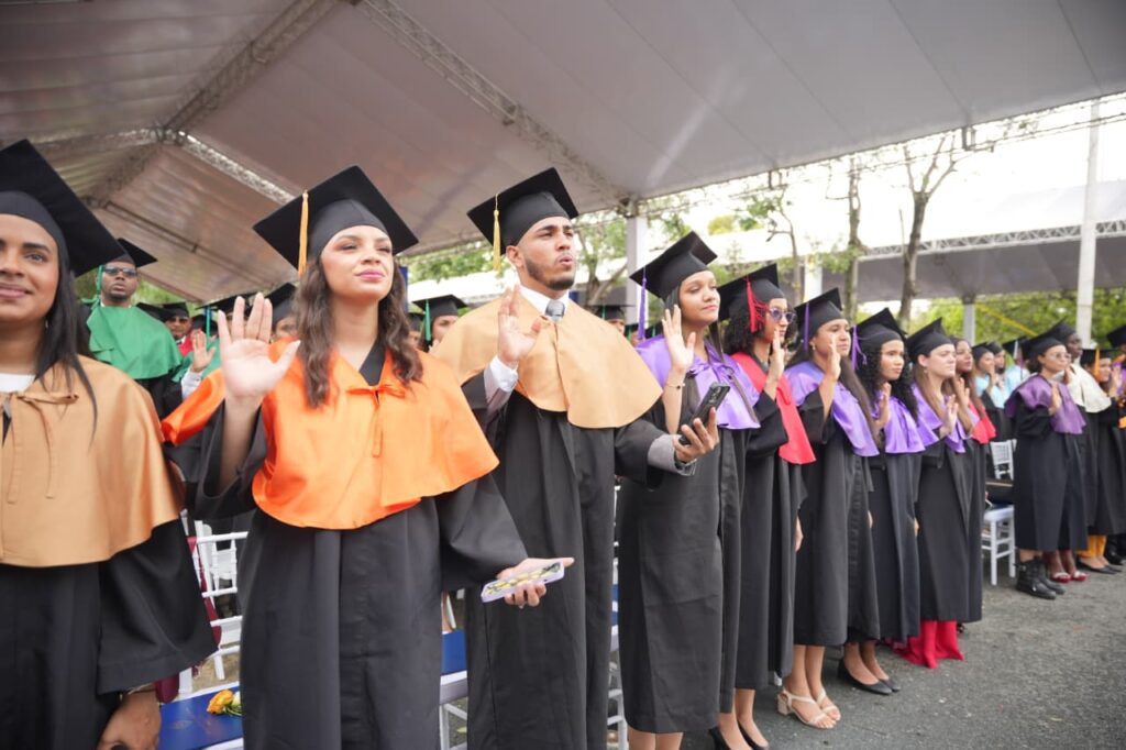 UASD celebra su 487 aniversario con la graduación de 3,710 nuevos profesionales 6