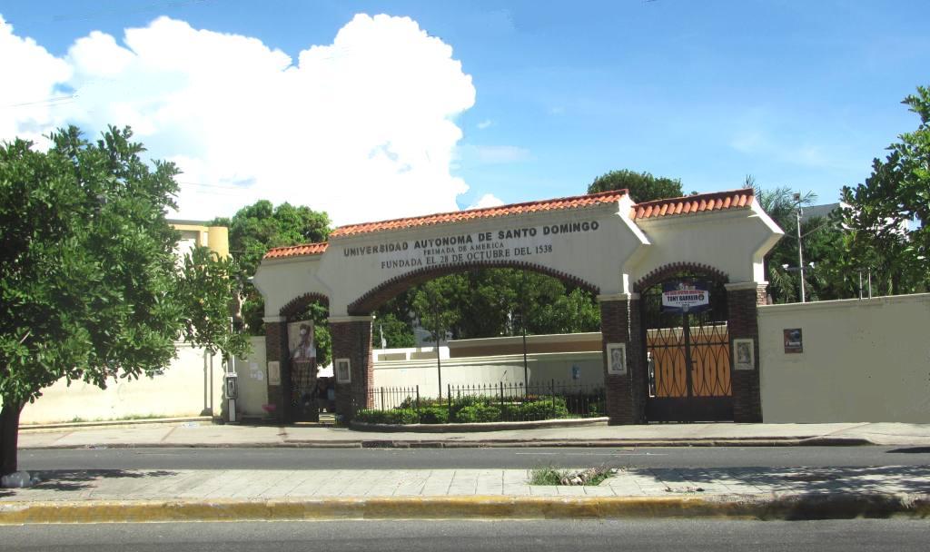 Hombre armado dispara en la UASD y deja dos vigilantes heridos 5