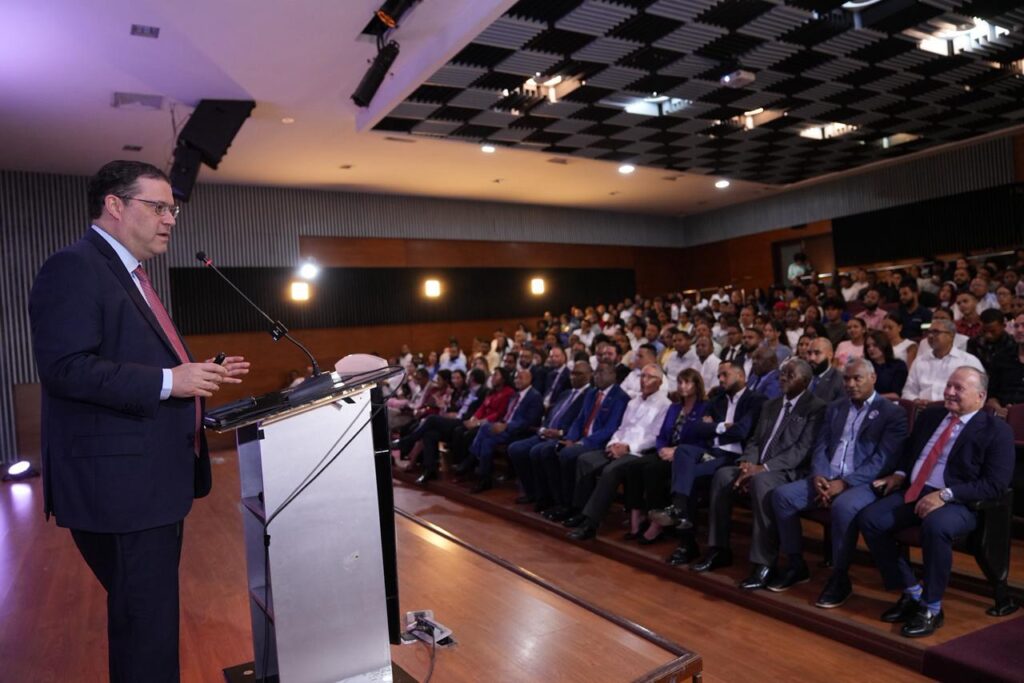 Yayo Sanz Lovatón destaca el auge logístico como motor económico ante estudiantes de la UASD 7 Yayo Sanz Lovatón destaca el auge logístico como motor económico ante estudiantes de la UASD