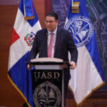 Yayo Sanz Lovatón destaca el auge logístico como motor económico ante estudiantes de la UASD 6 Yayo Sanz Lovatón resalta el crecimiento de la logística como nuevo eje económico en conferencia en la UASD.