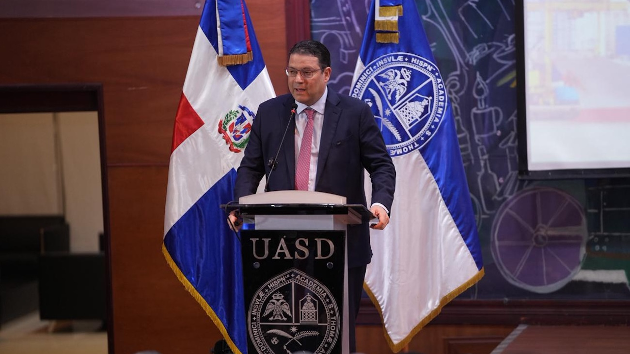 Yayo Sanz Lovatón destaca el auge logístico como motor económico ante estudiantes de la UASD 5 Yayo Sanz Lovatón resalta el crecimiento de la logística como nuevo eje económico en conferencia en la UASD.
