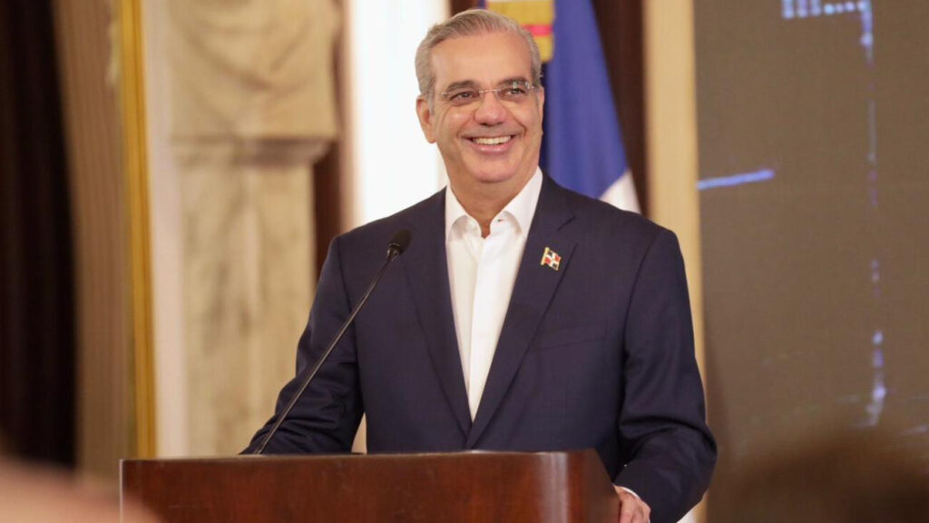 El presidente Luis Abinader anunció la creación del Centro de Excelencia en Inteligencia Artificial (CEIA) tras firmar un acuerdo histórico entre el Gobierno dominicano y NVIDIA. Este centro impulsará la formación, investigación e innovación tecnológica, posicionando a República Dominicana como líder regional en inteligencia artificial y soberanía digital.