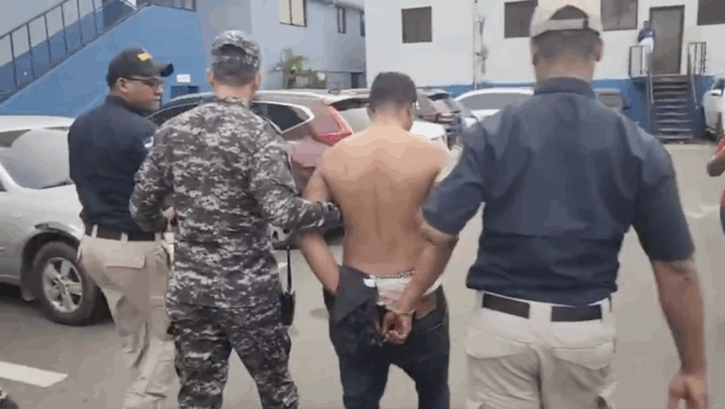 Lo que parecía un simple conflicto por parqueo terminó con disparos en la UASD 5 Un conflicto por parqueo en la UASD terminó en tiroteo con dos heridos y un estudiante detenido.