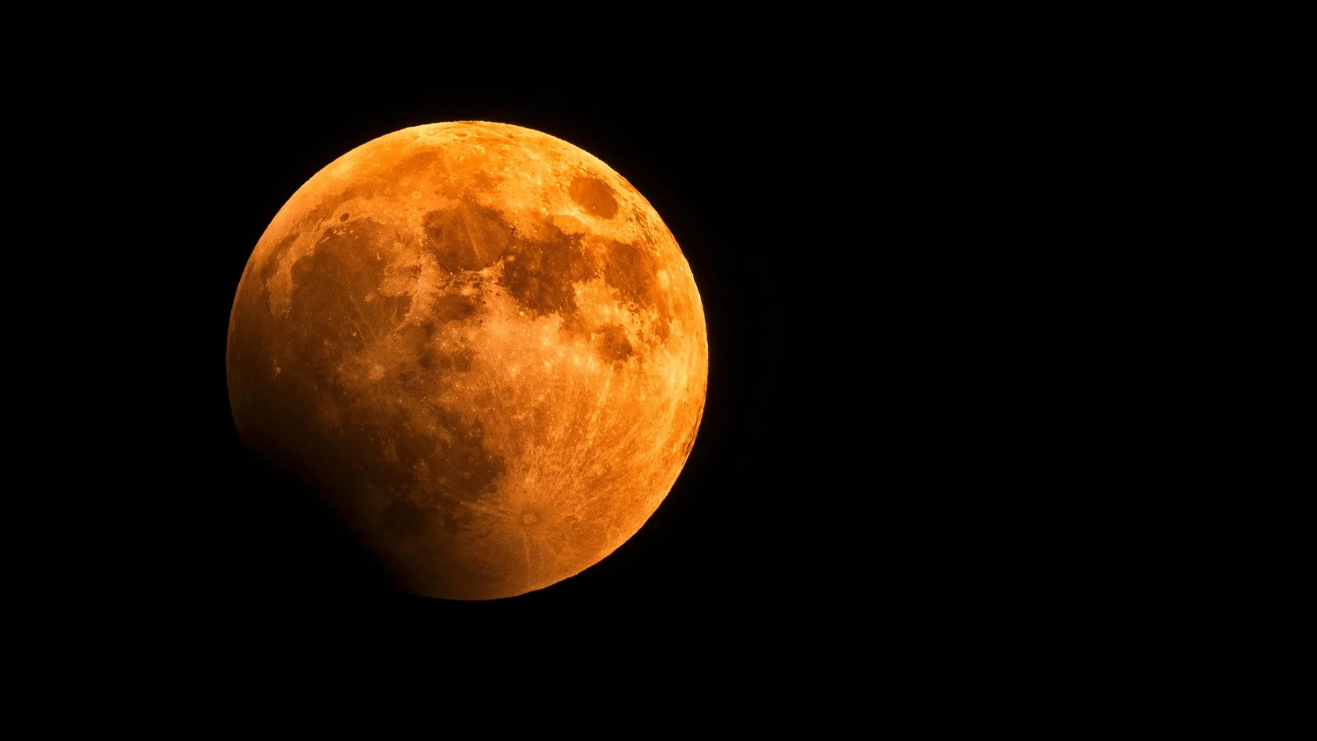 La primera superluna del año brillará en el cielo este lunes: horarios y cómo observarla 5 La primera superluna del año se podrá observar este lunes; conoce los horarios y cómo verla.