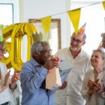 La amistad podría frenar el envejecimiento biológico, según estudio estadounidense 6 Un estudio revela que tener amigos puede retrasar el envejecimiento biológico y mejorar la salud.