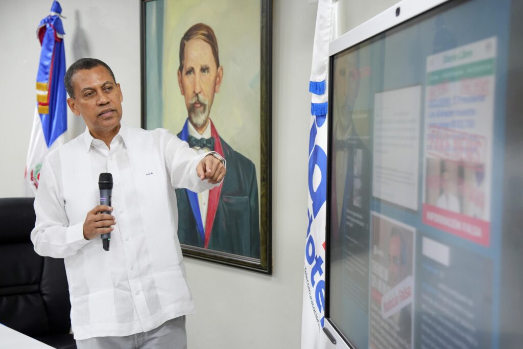 Indotel alerta que el 57 % de las noticias falsas circula en redes sociales