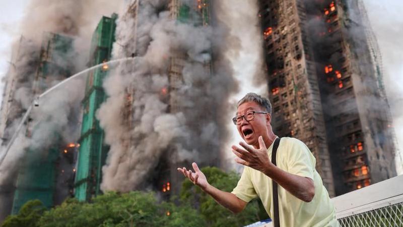 Incendio en complejo residencial de Hong Kong provoca 44 muertos y numerosos desaparecidos