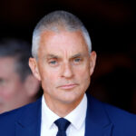 Renuncia director de la BBC tras polémica por edición de video de Trump