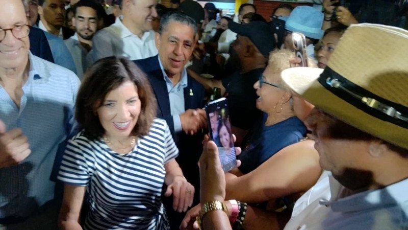 Kathy Hochul inicia visita oficial a Santiago junto a Adriano Espaillat
