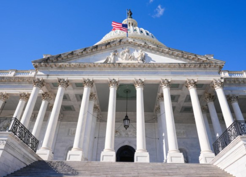 Cámara de Representantes aprueba ley que termina cierre federal de 43 días