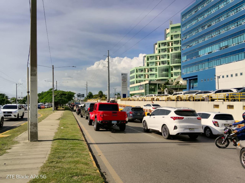 Fallo eléctrico paraliza tránsito y deja atrapados en ascensores en Santiago