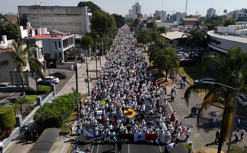 Manifestación en Ciudad de México termina con tensión y detenciones