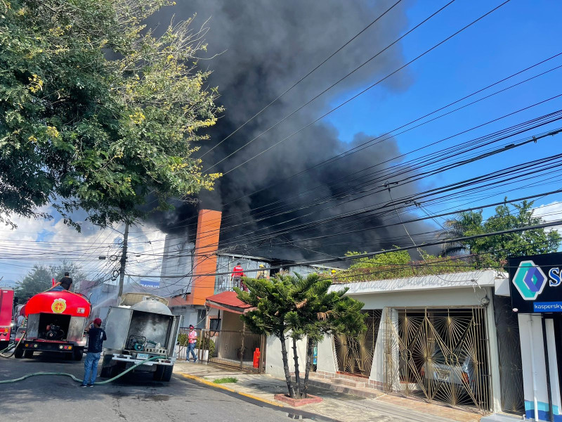 Incendio alcanza almacén de Prodacom en Santiago