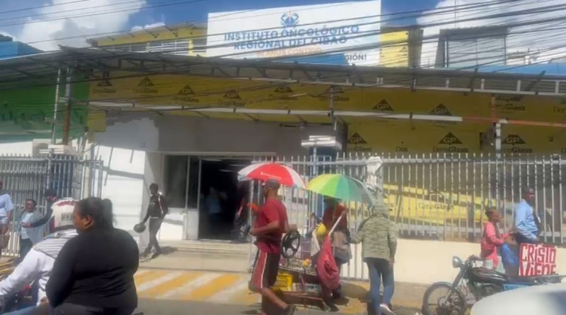 Manifestantes reclaman justicia ante denuncias en el Oncológico de Santiago