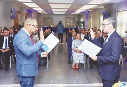 CAID nombra al doctor José Fernando Benoit Peña como nuevo director nacional 1 El CAID designó al doctor José Fernando Benoit Peña como nuevo director nacional, destacando su liderazgo, trayectoria médica y aportes al Nuevo Modelo de Atención implementado en Santiago.