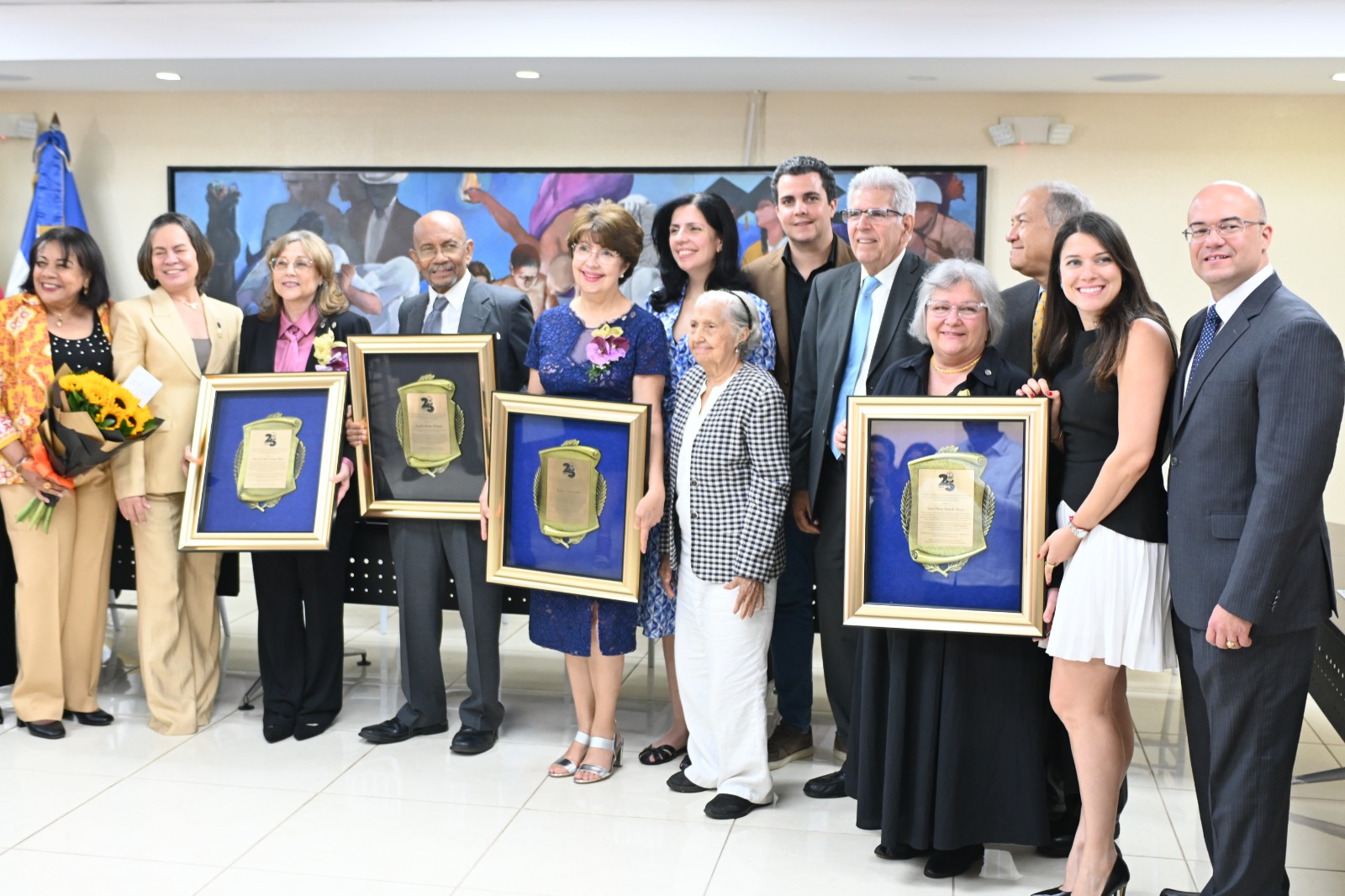 La UASD exaltó a tres destacadas maestras de la Facultad de Artes a la categoría de Profesor Meritísimo, reconociendo su trayectoria, contribución académica y compromiso con la formación de nuevas generaciones. La ceremonia se realizó en el marco del 25 aniversario de la Facultad de Artes.