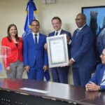 La UASD reconoció al ministro Víctor “Ito” Bisonó por sus valiosos aportes al fortalecimiento académico y operativo de la universidad, destacando su apoyo a proyectos de innovación, formación y servicios institucionales.