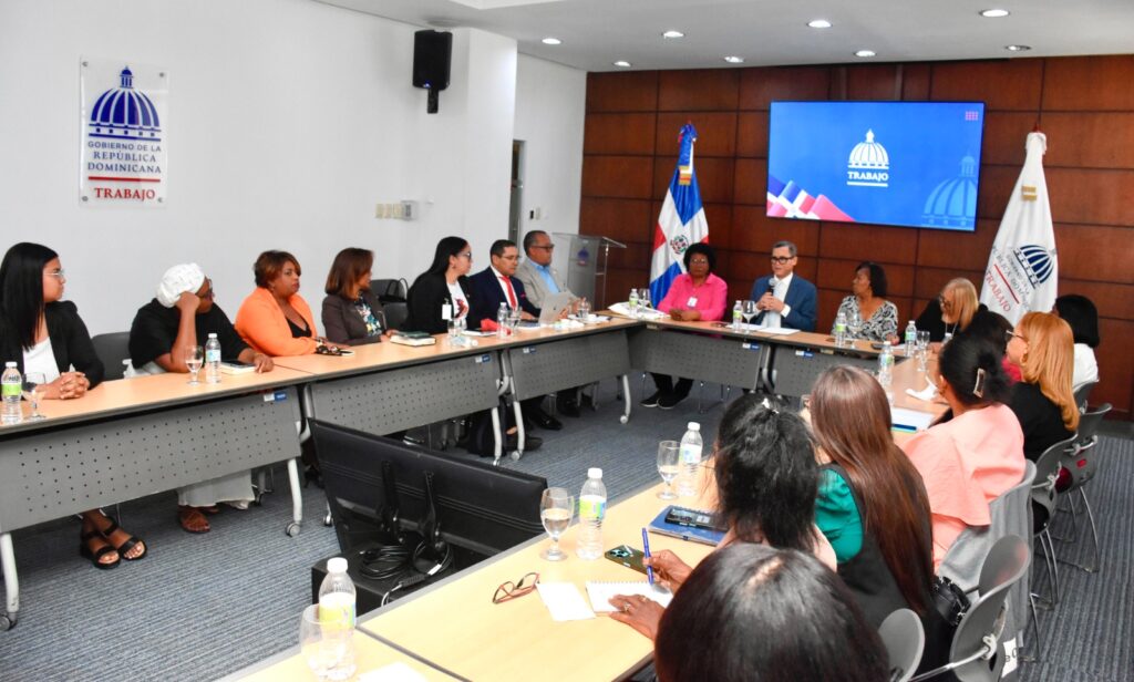 Ministro de Trabajo recibe reconocimiento por impulsar la igualdad y los derechos laborales de las mujeres