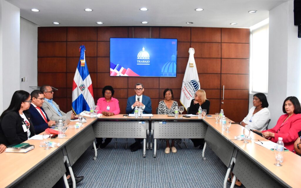 Ministro de Trabajo recibe reconocimiento por impulsar la igualdad y los derechos laborales de las mujeres